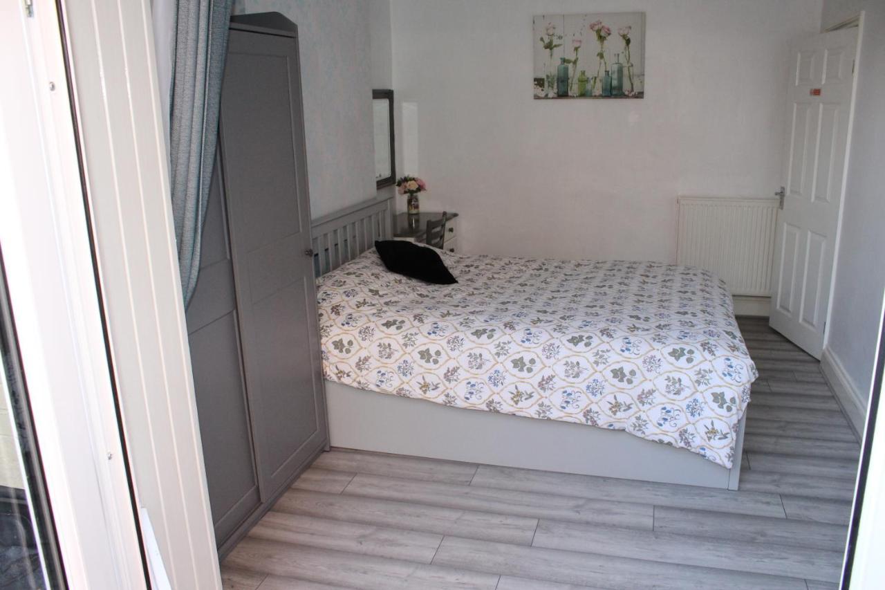U-Din Homes Уеймут Екстериор снимка
